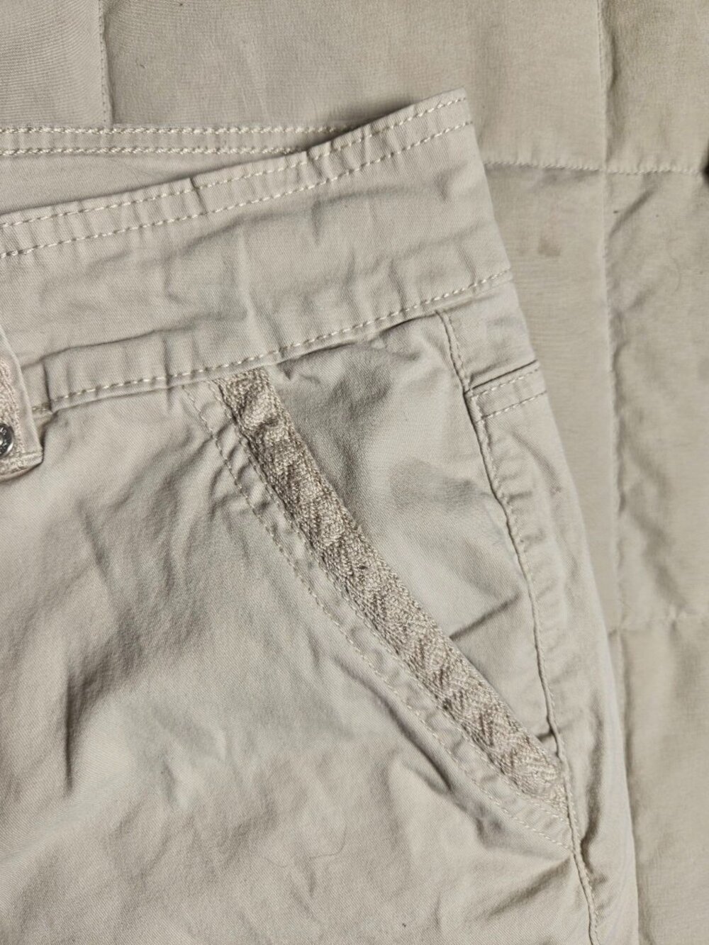 Gloria Vanderbilt Capri Pants Women's 16 Beige All-Around Slimming Effect